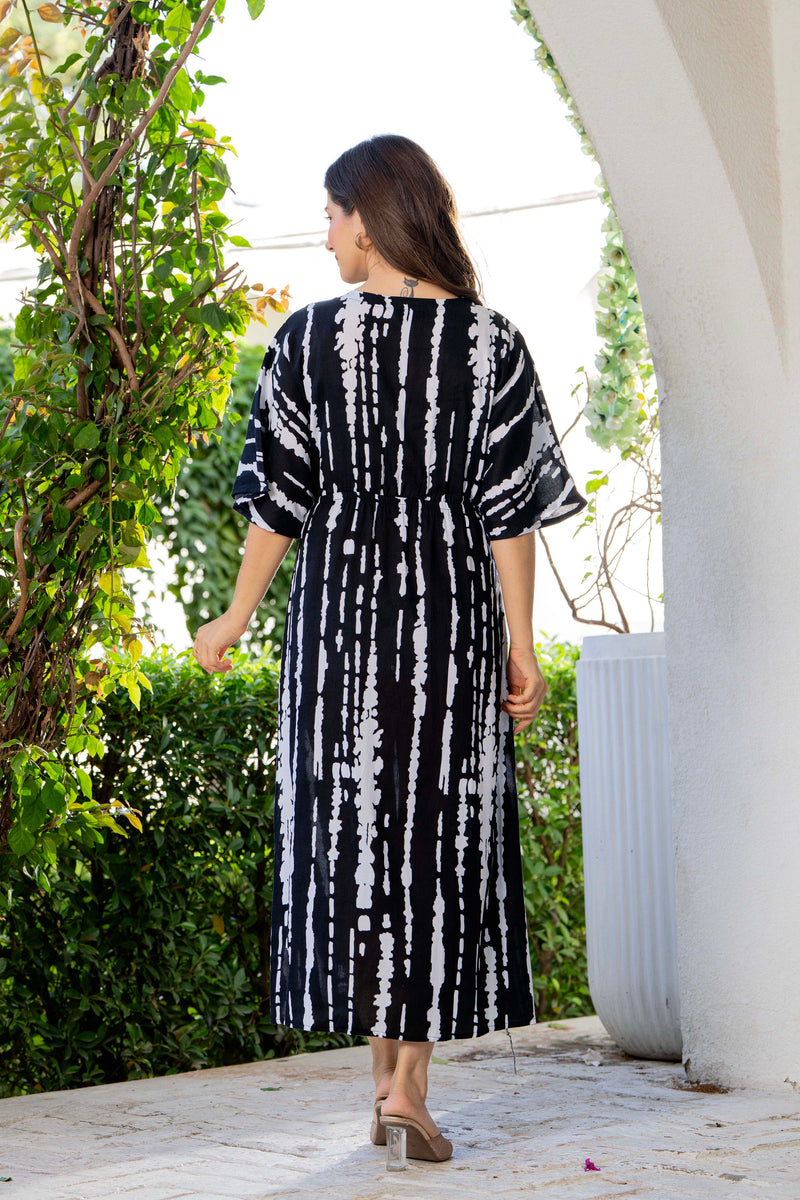 Girl casual black printed dress outdoor look
