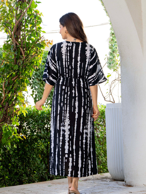 Girl casual black printed dress outdoor look
